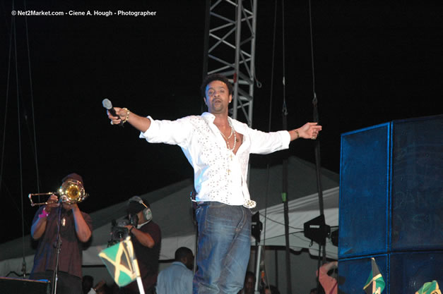 Shaggy @ The Aqueduct on Rose Hall - Friday, January 26, 2007 - 10th Anniversary - Air Jamaica Jazz & Blues Festival 2007 - The Art of Music - Tuesday, January 23 - Saturday, January 27, 2007, The Aqueduct on Rose Hall, Montego Bay, Jamaica - Negril Travel Guide, Negril Jamaica WI - http://www.negriltravelguide.com - info@negriltravelguide.com...!