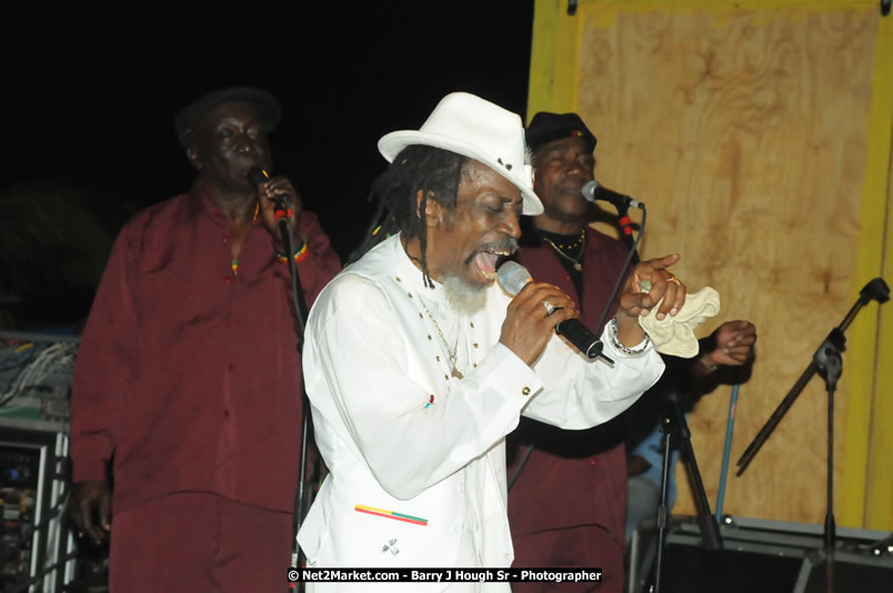 Bunny Wailer & King Yellowman at Bourbon Beach - Monday, February 25, 2008 - Bourbin Beach Restaurant, Bar, Oceanfront Accommodatioins, Live Reggae Music & Disco, Norman Manley Boulevard, Negril, Westmoreland, Jamaica W.I. - Photographs by Net2Market.com - Barry J. Hough Sr, Photographer - Negril Travel Guide, Negril Jamaica WI - http://www.negriltravelguide.com - info@negriltravelguide.com...!