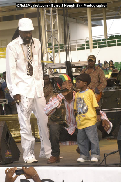 Beenie Man - Cure Fest 2007 - Longing For Concert at Trelawny Multi Purpose Stadium, Trelawny, Jamaica - Sunday, October 14, 2007 - Cure Fest 2007 October 12th-14th, 2007 Presented by Danger Promotions, Iyah Cure Promotions, and Brass Gate Promotions - Alison Young, Publicist - Photographs by Net2Market.com - Barry J. Hough Sr, Photographer - Negril Travel Guide, Negril Jamaica WI - http://www.negriltravelguide.com - info@negriltravelguide.com...!