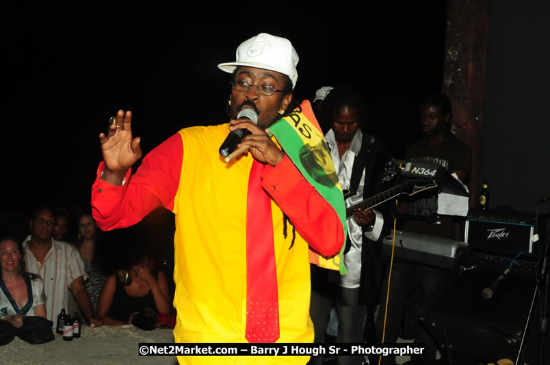 Beenie Man - Live in Concert, plus Hiyah Grade Band @ The Sunset Show @ Negril Escape Resort and Spa, Tuesday, February 3, 2009 - Live Reggae Music at Negril Escape - Tuesday Nights 6:00PM to 10:00 PM - One Love Drive, West End, Negril, Westmoreland, Jamaica W.I. - Photographs by Net2Market.com - Barry J. Hough Sr, Photographer/Photojournalist - The Negril Travel Guide - Negril's and Jamaica's Number One Concert Photography Web Site with over 40,000 Jamaican Concert photographs Published -  Negril Travel Guide, Negril Jamaica WI - http://www.negriltravelguide.com - info@negriltravelguide.com...!