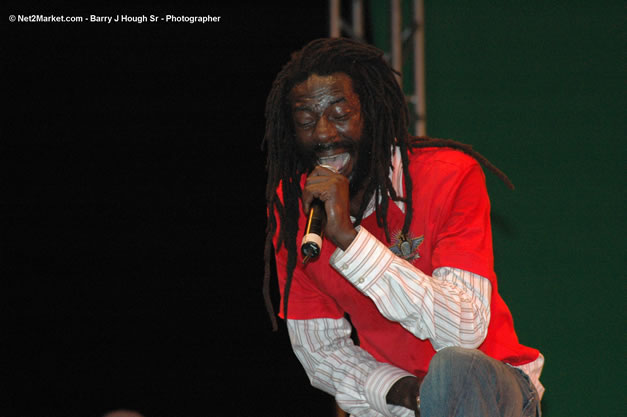 Buju Banton @ Tru-Juice Rebel Salute 2007 - Saturday, January 13, 2007, Port Kaiser Sports Club, St. Elizabeth - Negril Travel Guide, Negril Jamaica WI - http://www.negriltravelguide.com - info@negriltravelguide.com...!