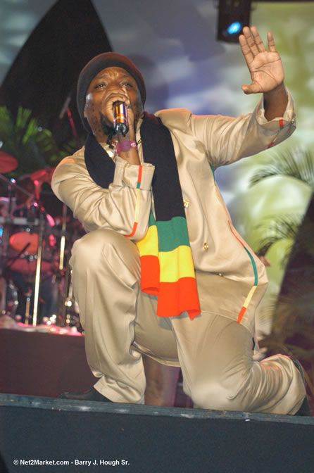 Chuck Fenda - Red Stripe Reggae Sumfest 2005 - Dancehall Night - July 21th, 2005 - Negril Travel Guide, Negril Jamaica WI - http://www.negriltravelguide.com - info@negriltravelguide.com...!