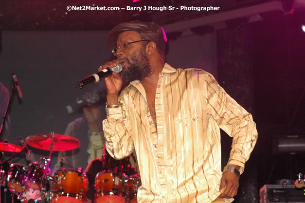 Beres Hammond - Red Stripe Reggae Sumfest 2007 - Zenith - Saturday, July 21, 2007 - Catherine Hall, Montego Bay, St James, Jamaica W.I. - Negril Travel Guide, Negril Jamaica WI - http://www.negriltravelguide.com - info@negriltravelguide.com...!