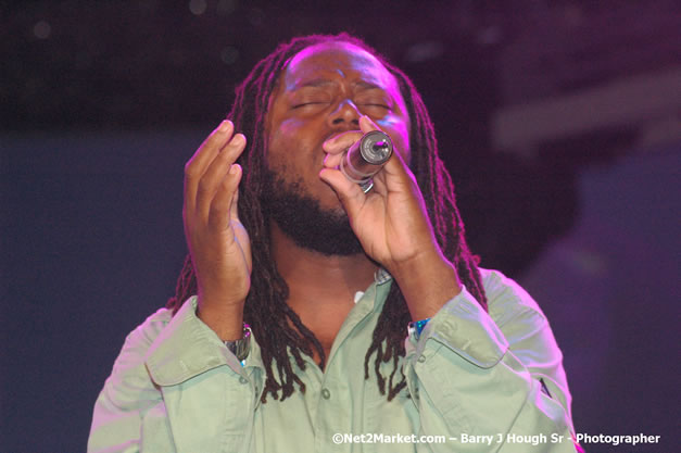 Dwayne Stephenson - Red Stripe Reggae Sumfest 2007 - Zenith - Saturday, July 21, 2007 - Catherine Hall, Montego Bay, St James, Jamaica W.I. - Negril Travel Guide, Negril Jamaica WI - http://www.negriltravelguide.com - info@negriltravelguide.com...!