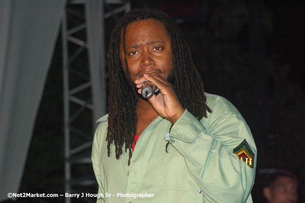 Dwayne Stephenson - Red Stripe Reggae Sumfest 2007 - Zenith - Saturday, July 21, 2007 - Catherine Hall, Montego Bay, St James, Jamaica W.I. - Negril Travel Guide, Negril Jamaica WI - http://www.negriltravelguide.com - info@negriltravelguide.com...!