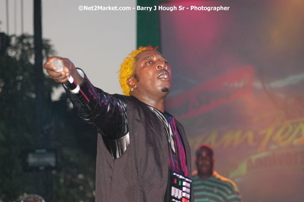 Elephant Man - Explosion - Red Stripe Reggae Sumfest 2007 - Thursday, July 19, 2007 - Red Stripe Reggae Sumfest 2007 at Catherine Hall, Montego Bay, St James, Jamaica W.I. - Negril Travel Guide, Negril Jamaica WI - http://www.negriltravelguide.com - info@negriltravelguide.com...!