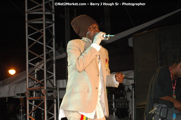 Richie Spice  - Red Stripe Reggae Sumfest 2007 - Zenith - Saturday, July 21, 2007 - Catherine Hall, Montego Bay, St James, Jamaica W.I. - Negril Travel Guide, Negril Jamaica WI - http://www.negriltravelguide.com - info@negriltravelguide.com...!