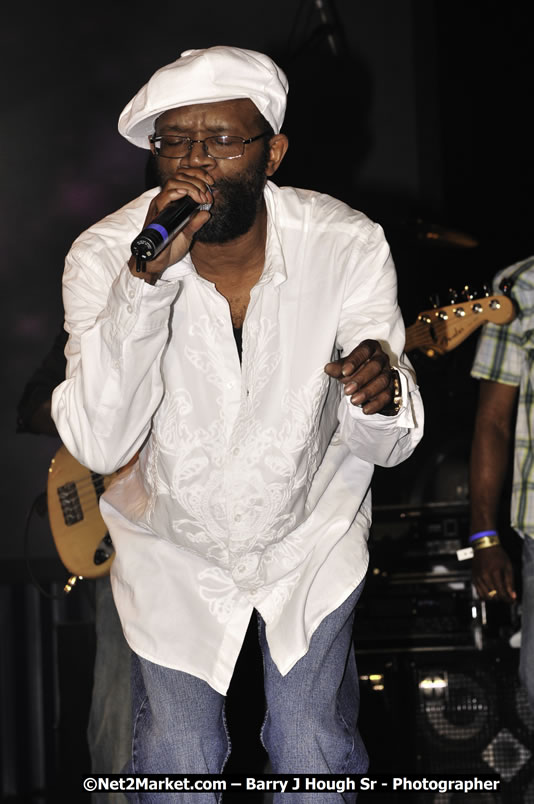 Beres Hammond @ Red Stripe Reggae Sumfest 2008 International Night 2, Catherine Hall, Montego Bay - Saturday, July 19, 2008 - Reggae Sumfest 2008 July 13 - July 19, 2008 - Photographs by Net2Market.com - Barry J. Hough Sr. Photojournalist/Photograper - Photographs taken with a Nikon D300 - Negril Travel Guide, Negril Jamaica WI - http://www.negriltravelguide.com - info@negriltravelguide.com...!