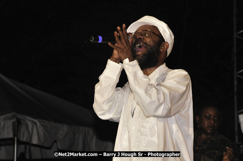 Beres Hammond @ Red Stripe Reggae Sumfest 2008 International Night 2, Catherine Hall, Montego Bay - Saturday, July 19, 2008 - Reggae Sumfest 2008 July 13 - July 19, 2008 - Photographs by Net2Market.com - Barry J. Hough Sr. Photojournalist/Photograper - Photographs taken with a Nikon D300 - Negril Travel Guide, Negril Jamaica WI - http://www.negriltravelguide.com - info@negriltravelguide.com...!