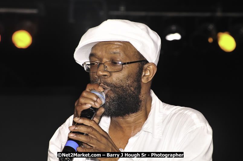 Beres Hammond @ Red Stripe Reggae Sumfest 2008 International Night 2, Catherine Hall, Montego Bay - Saturday, July 19, 2008 - Reggae Sumfest 2008 July 13 - July 19, 2008 - Photographs by Net2Market.com - Barry J. Hough Sr. Photojournalist/Photograper - Photographs taken with a Nikon D300 - Negril Travel Guide, Negril Jamaica WI - http://www.negriltravelguide.com - info@negriltravelguide.com...!