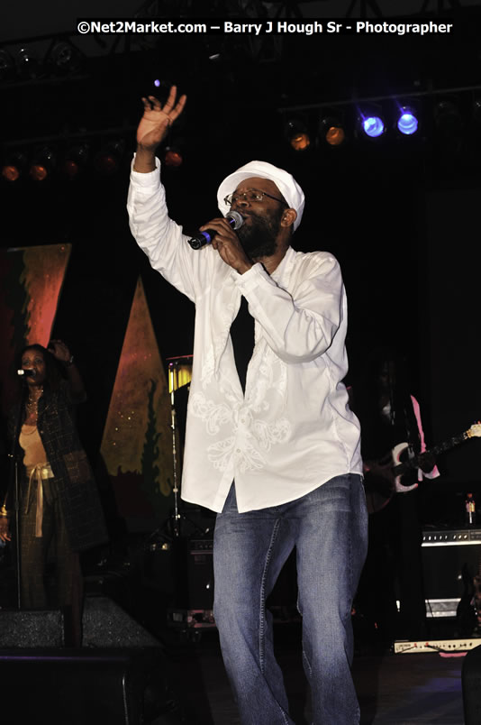 Beres Hammond @ Red Stripe Reggae Sumfest 2008 International Night 2, Catherine Hall, Montego Bay - Saturday, July 19, 2008 - Reggae Sumfest 2008 July 13 - July 19, 2008 - Photographs by Net2Market.com - Barry J. Hough Sr. Photojournalist/Photograper - Photographs taken with a Nikon D300 - Negril Travel Guide, Negril Jamaica WI - http://www.negriltravelguide.com - info@negriltravelguide.com...!