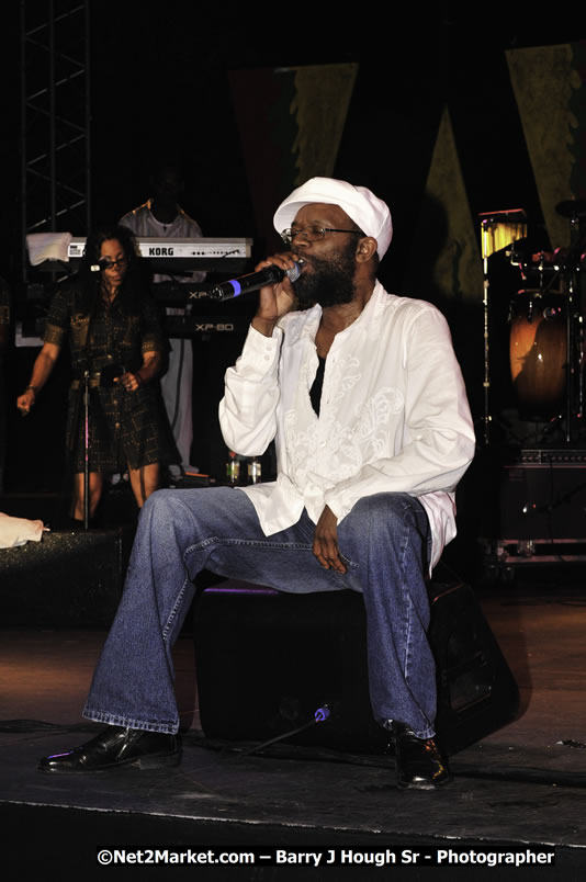 Beres Hammond @ Reggae Sumfest 2008 International Night 2, Catherine Hall, Montego Bay - Saturday, July 19, 2008 - Reggae Sumfest 2008 July 13 - July 19, 2008 - Photographs by Net2Market.com - Barry J. Hough Sr. Photojournalist/Photograper - Photographs taken with a Nikon D300 - Negril Travel Guide, Negril Jamaica WI - http://www.negriltravelguide.com - info@negriltravelguide.com...!