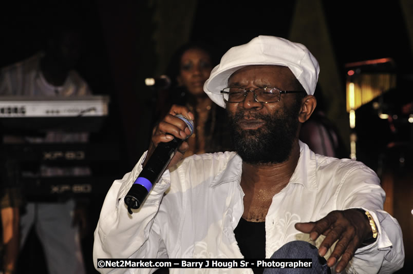 Beres Hammond @ Reggae Sumfest 2008 International Night 2, Catherine Hall, Montego Bay - Saturday, July 19, 2008 - Reggae Sumfest 2008 July 13 - July 19, 2008 - Photographs by Net2Market.com - Barry J. Hough Sr. Photojournalist/Photograper - Photographs taken with a Nikon D300 - Negril Travel Guide, Negril Jamaica WI - http://www.negriltravelguide.com - info@negriltravelguide.com...!