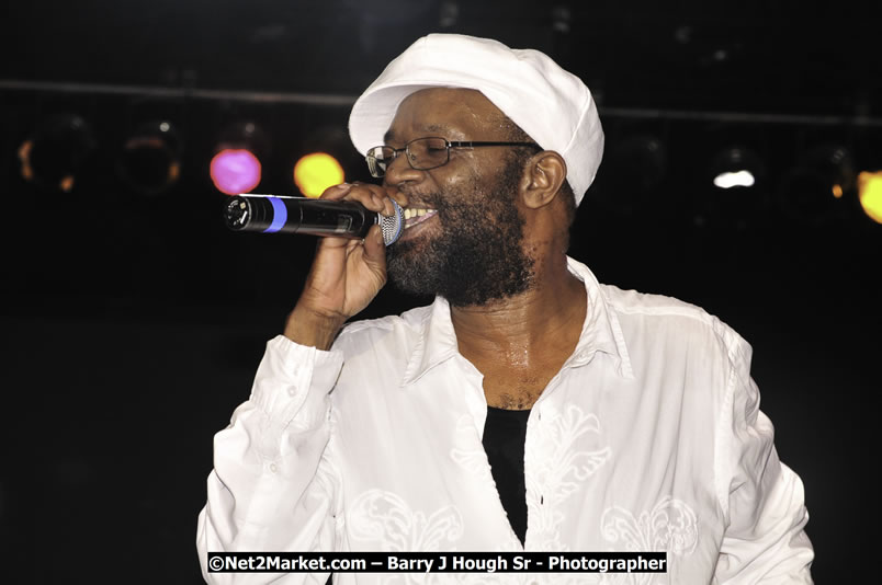 Beres Hammond @ Reggae Sumfest 2008 International Night 2, Catherine Hall, Montego Bay - Saturday, July 19, 2008 - Reggae Sumfest 2008 July 13 - July 19, 2008 - Photographs by Net2Market.com - Barry J. Hough Sr. Photojournalist/Photograper - Photographs taken with a Nikon D300 - Negril Travel Guide, Negril Jamaica WI - http://www.negriltravelguide.com - info@negriltravelguide.com...!