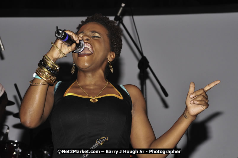 Etana @ Reggae Sumfest 2008 International Night 2, Catherine Hall, Montego Bay - Saturday, July 19, 2008 - Reggae Sumfest 2008 July 13 - July 19, 2008 - Photographs by Net2Market.com - Barry J. Hough Sr. Photojournalist/Photograper - Photographs taken with a Nikon D300 - Negril Travel Guide, Negril Jamaica WI - http://www.negriltravelguide.com - info@negriltravelguide.com...!