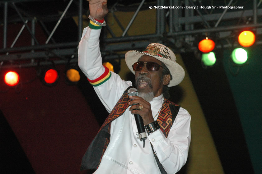 Bunny Wailer - Smile Jamaica, Nine Miles, St Anns, Jamaica - Saturday, February 10, 2007 - The Smile Jamaica Concert, a symbolic homecoming in Bob Marley's birthplace of Nine Miles - Negril Travel Guide, Negril Jamaica WI - http://www.negriltravelguide.com - info@negriltravelguide.com...!