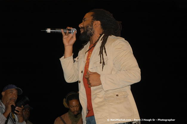 The Marley Brother's - Damian, Stephen, Julian, and Kimani - Smile Jamaica, Nine Miles, St Anns, Jamaica - Saturday, February 10, 2007 - The Smile Jamaica Concert, a symbolic homecoming in Bob Marley's birthplace of Nine Miles - Negril Travel Guide, Negril Jamaica WI - http://www.negriltravelguide.com - info@negriltravelguide.com...!