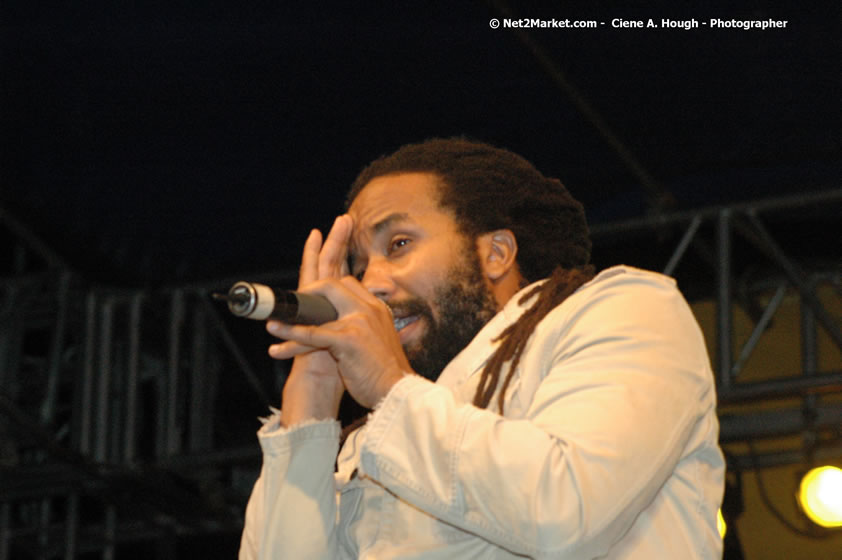 The Marley Brother's - Damian, Stephen, Julian, and Kimani - Smile Jamaica, Nine Miles, St Anns, Jamaica - Saturday, February 10, 2007 - The Smile Jamaica Concert, a symbolic homecoming in Bob Marley's birthplace of Nine Miles - Negril Travel Guide, Negril Jamaica WI - http://www.negriltravelguide.com - info@negriltravelguide.com...!