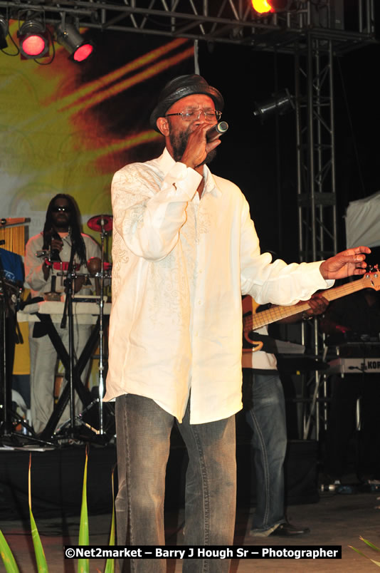 Beres Hammond @ Unite The People An International Reggae Fest, Featuring: Beres Hammond, Coco T, Queen Ifrica, Khalil, Cameal Davis, Iley Dread, Rochelle, Geoffrey Star, Ras Penco, Kool DeLoy, Otis Gayle, J.McKay, Tiney Winey, Venue at Norman Manley Boulevard, Negril, Westmoreland, Jamaica - Saturday, April 4, 2009 - Photographs by Net2Market.com - Barry J. Hough Sr, Photographer/Photojournalist - Negril Travel Guide, Negril Jamaica WI - http://www.negriltravelguide.com - info@negriltravelguide.com...!