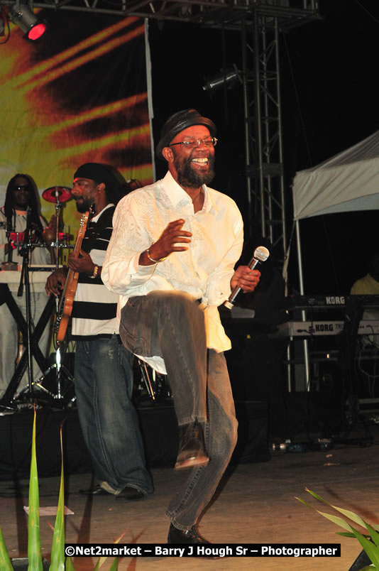 Beres Hammond @ Unite The People An International Reggae Fest, Featuring: Beres Hammond, Coco T, Queen Ifrica, Khalil, Cameal Davis, Iley Dread, Rochelle, Geoffrey Star, Ras Penco, Kool DeLoy, Otis Gayle, J.McKay, Tiney Winey, Venue at Norman Manley Boulevard, Negril, Westmoreland, Jamaica - Saturday, April 4, 2009 - Photographs by Net2Market.com - Barry J. Hough Sr, Photographer/Photojournalist - Negril Travel Guide, Negril Jamaica WI - http://www.negriltravelguide.com - info@negriltravelguide.com...!