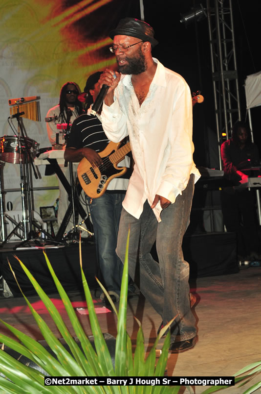 Beres Hammond @ Unite The People An International Reggae Fest, Featuring: Beres Hammond, Coco T, Queen Ifrica, Khalil, Cameal Davis, Iley Dread, Rochelle, Geoffrey Star, Ras Penco, Kool DeLoy, Otis Gayle, J.McKay, Tiney Winey, Venue at Norman Manley Boulevard, Negril, Westmoreland, Jamaica - Saturday, April 4, 2009 - Photographs by Net2Market.com - Barry J. Hough Sr, Photographer/Photojournalist - Negril Travel Guide, Negril Jamaica WI - http://www.negriltravelguide.com - info@negriltravelguide.com...!